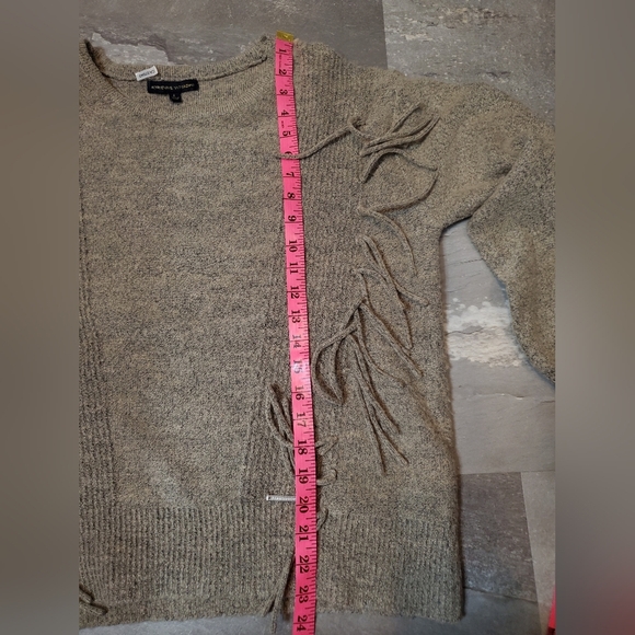 NWOT Adrienne Vittadini greyish tan sweater. Fringe. Size L. Boho. - Picture 11 of 12